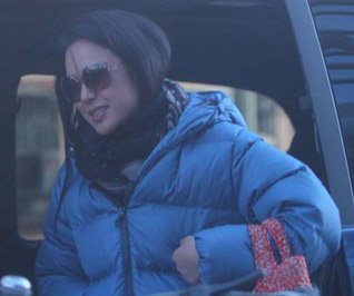 姜文爱妻周韵素颜外出 衣着平常行为低调