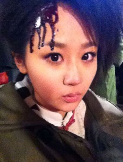 杨紫曝光破头照 《胭脂霸王》闯坟地扮僵尸