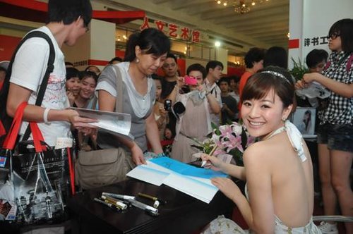 女主播王婧真空露背现身上海 遭男粉丝强吻(图)