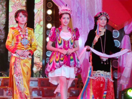 麦迪娜录《天天向上》秀舞技 被赞最美新疆女孩