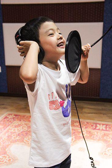 杨童舒携早产儿子现身 录制公益MV母爱爆棚