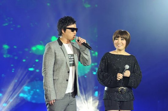 黄小琥萧煌奇成都献唱 同台演绎《没那么简单