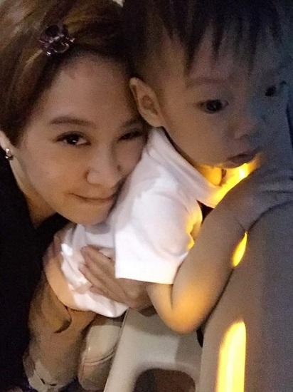 艺人黄小柔为母则强 为儿子小橘子变钢铁妈妈