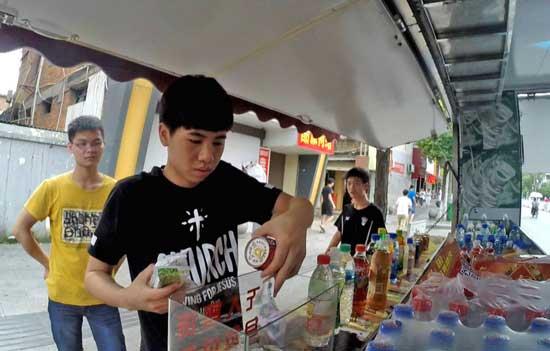 《你会怎么做》上演无人售货 小伙拿商品不付钱