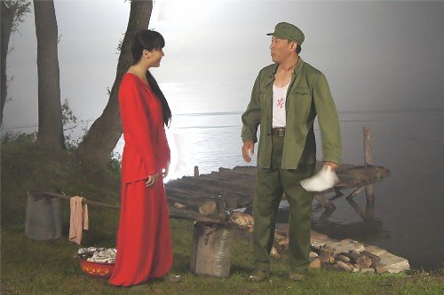 李琳《妈妈的罗曼史》挑大梁 红裙迷倒吴京安