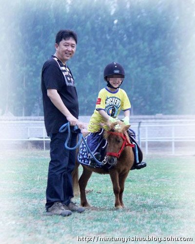 于谦与妻子温馨合影 6岁爱子坐拥马场生活奢靡
