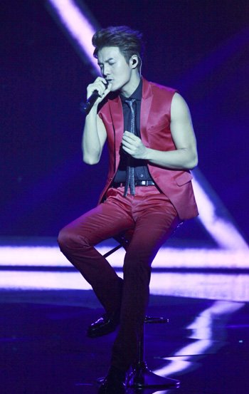 《全能星战》吴克羣联袂陈子鸿 演绎金曲串烧