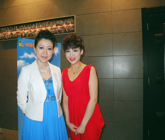 冯圣雅助阵首届笑园风尚盛典 新单曲下月发布