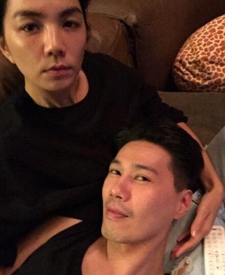 Ella与老公赖斯翔秀恩爱 齐做鬼脸有夫妻相