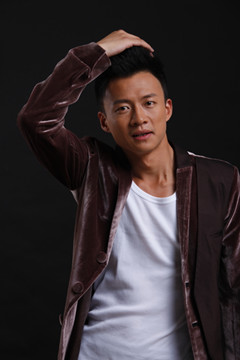 新晋实力派青年演员唐曾在剧中扮演一个正直,善良,有冲劲的北京知青
