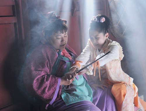 李菁  微博  菁(左)为 张娜拉  微博  中箭受重伤