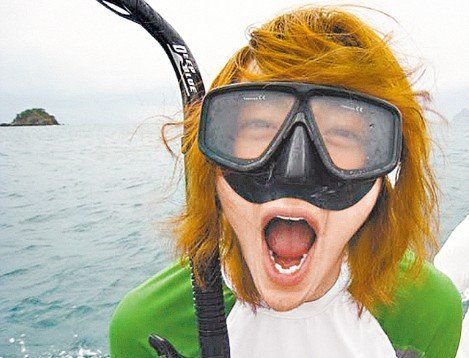 韩星张根硕赴泰国度假庆生 半裸晒排骨身形