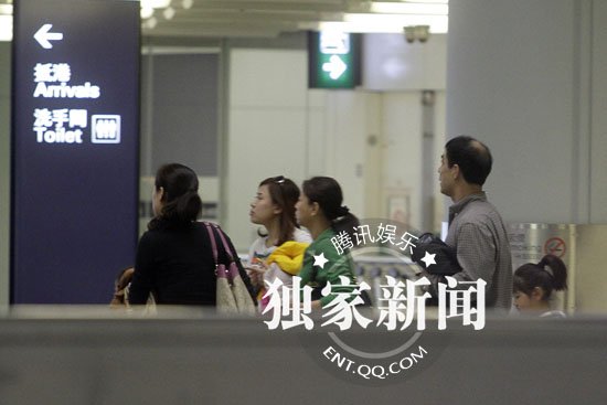 独家:郭晶晶父母赴港参加婚礼 带京糕点给亲家