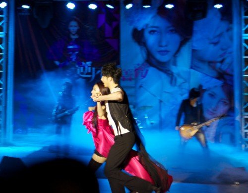 华语乐坛冰上发布会第一人 弦子新碟破冰而出