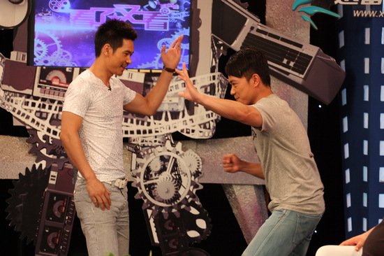 曹俊《看了又看》秀武术 孙颖歆剧组变“疯子”