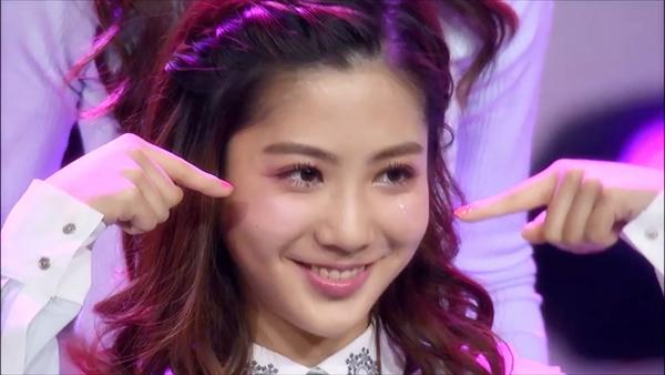 吴奇隆比微笑手势 "只要上台就要微笑表演",蜜蜂少女