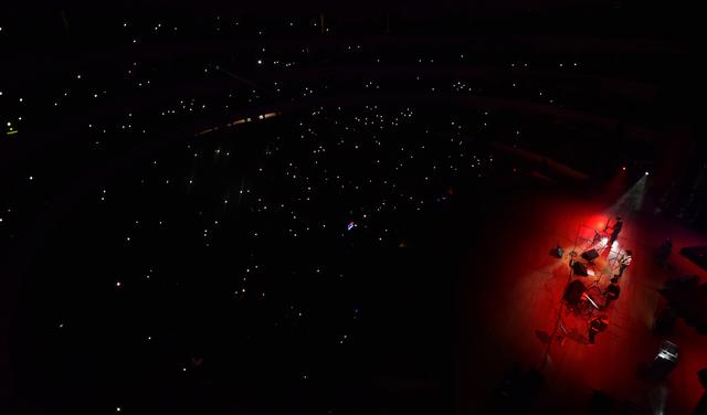 我们的时光巡演收官 赵雷现场脱衣尽显身材