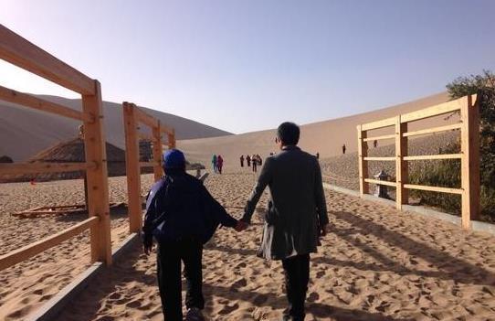 邓超牵手母亲沙漠漫步 网友：戳到了泪点