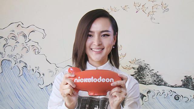   周笔畅捧起橙色飞船奖杯 获最受欢迎华语艺人