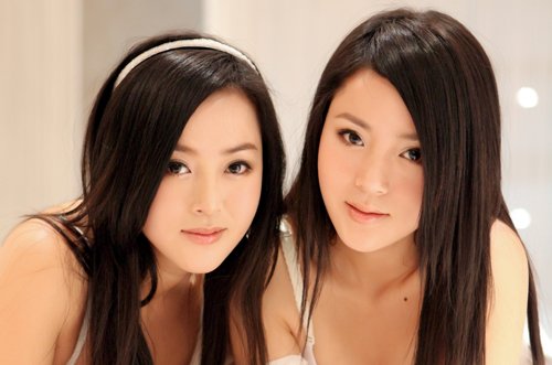 <em>双胞胎美女</em>评委快男首亮相评委也玩Twins_娱