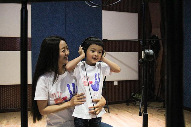 杨童舒携早产儿子现身 录制公益MV母爱爆棚