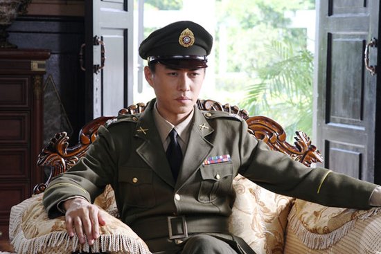 靳东首穿国军制服 《秘杀名单》当高层卧底