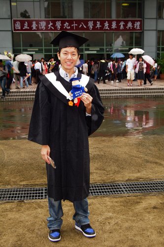 创作新人韦礼安正式毕业 父母台北上送八字箴