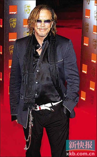 56岁米基·洛克自曝整容惨照 从耳朵取皮整鼻