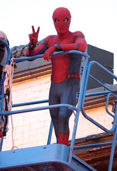 《蜘蛛侠:返校季》片场照 男主角秀V手势