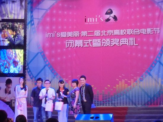 李承峰捧场高校电影节 复古风格装扮引人瞩目