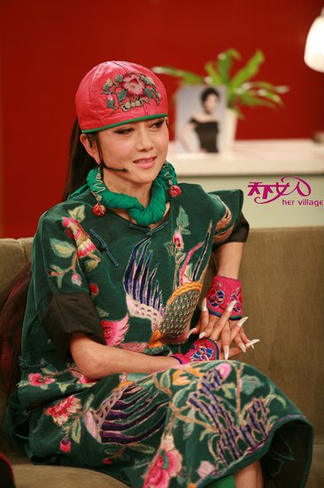 杨丽萍做客《<em>天下女人</em>》 萝莉<em>彩旗</em>PK女王姨妈
