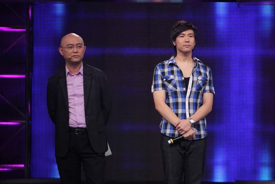 满德鹏亲手为于甜甜戴上项链