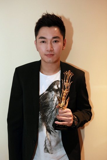 李东学获金凤凰新人奖 现场与王千源兄弟重逢