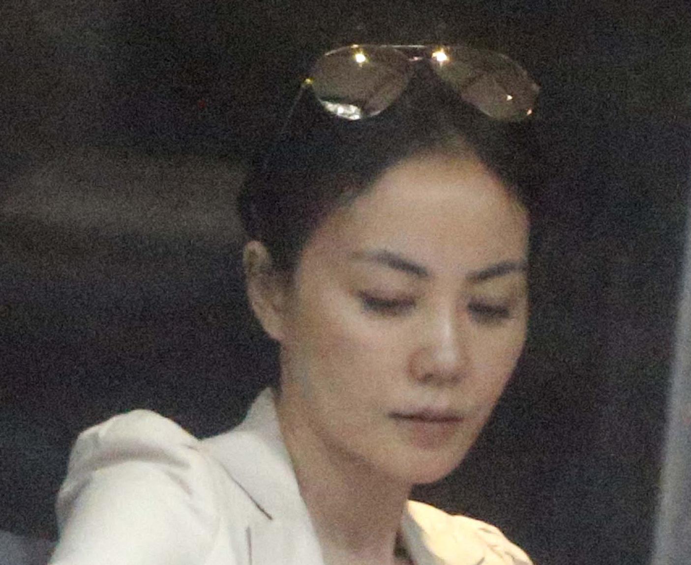 王菲约友聚餐赤脚盘腿