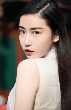 张辛苑唯美街拍曝光 天生好肌肤也需要养护