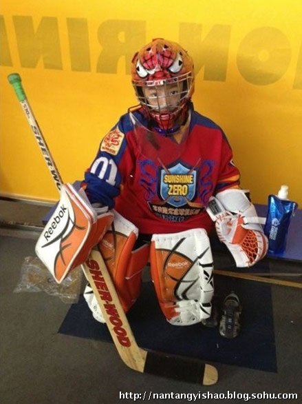 于谦与妻子温馨合影 6岁爱子坐拥马场生活奢靡