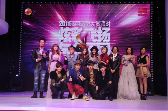 “花儿”冠军汪小敏首捧杯 获最具潜质新人奖