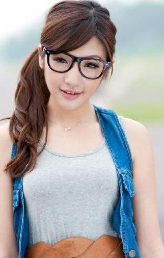 刘谦秘恋富家女王希怡 曝女方半裸爆乳写真(图