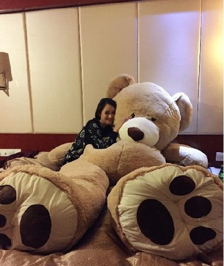 陈乔恩晒乔任梁所送巨熊玩偶 网友:他在追你吗