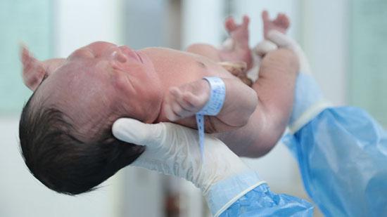 高龄产妇"任性"生二胎 胎儿过大羊水浑浊遇难产_娱乐_腾讯网