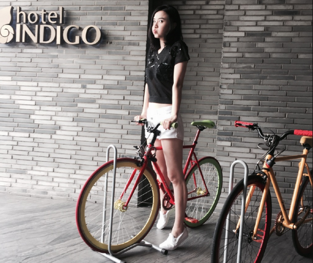 宋佳穿热裤秀大长腿 嘟嘴骑自行车卖萌