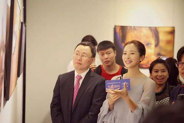 江一燕沪上办摄影展 未来盼多接艺术片