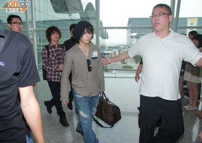 日星山田凉介结束香港行飞返日 数十位粉丝相送