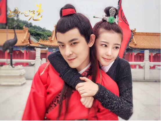 偶像剧男神敖犬撩妹“蛇”吻 妹仔大喊负责任