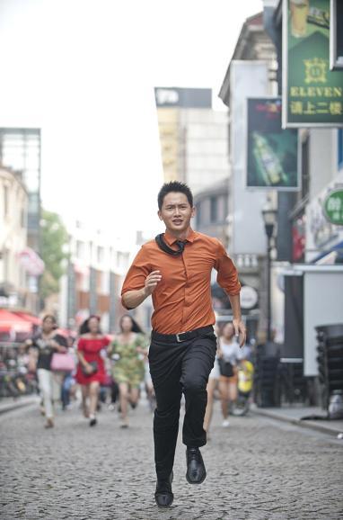 《简装男神》上演相亲大戏 上百女“追一夫”