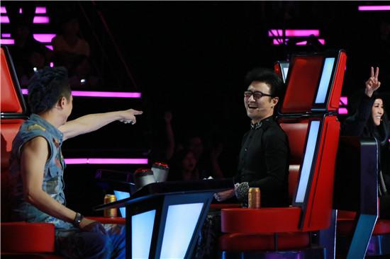 汪峰在《好声音》高冷抢人 用直觉支招儿小伙伴