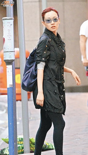 杨思琦撇下女儿独自打扮 母兼父职身材恢复