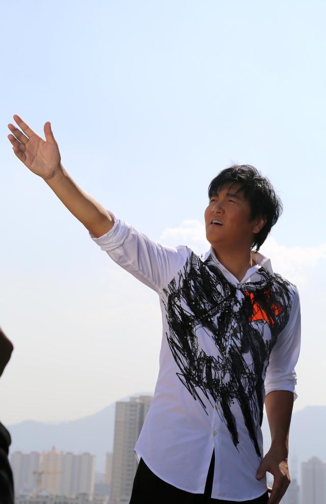 孙楠打造“爱系列”品牌 《因为爱》MV浪漫首发