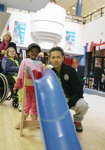 黄征南非现场观战世界杯 看球之余不忘公益(图