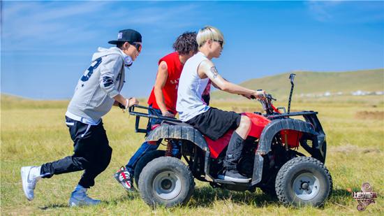 《让世界听见》张玮回家乡 曹轩宾动情忆故人